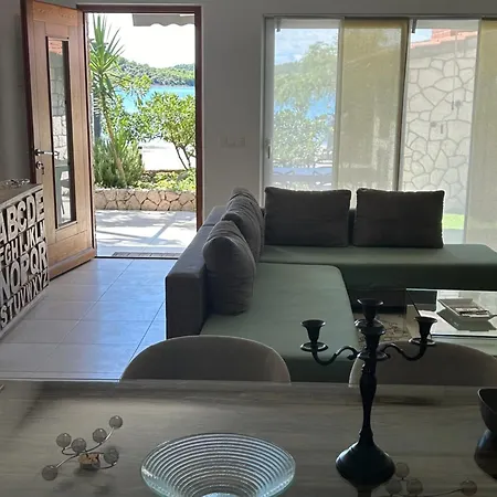 Toma - House By The Sea Apartman