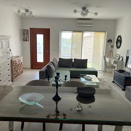 Toma - House By The Sea Apartman *